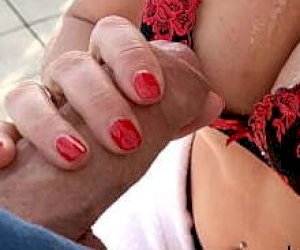 panna w seksownej bieliźnie zostaje pokryta spermą na świeżym powietrzu