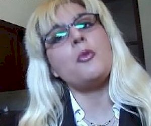 owłosiona gorąca mamuśka z fajnymi cyckami wkłada kutasa głęboko do gardła w domu