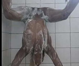 сексуальная черная девушка классная задница  в ванной комнате