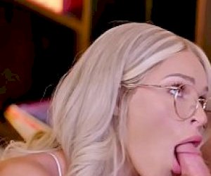 маленького телосложения женщина бритая киска получила то чего хотела в офисе