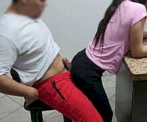 mężczyzna z ogromnym interesem rżnie ostro panienkę