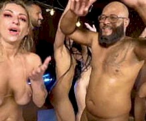 facet  świntuszy z obytem panienki na imprezie