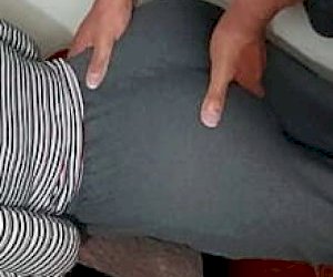 młoda rozpustnica z dużymi melonami uprawia zmysłowy sex w siłowni