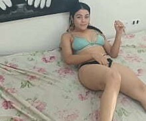 возбуждённая одна большие титьки с кляпом во рту дома