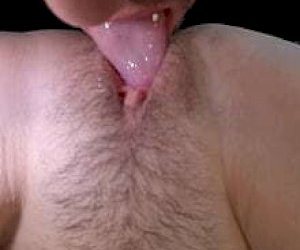 młoda osiemnastka pochodząca z Azji bawi się cipką