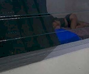 seksowana kobieta  uprawia seks w domu