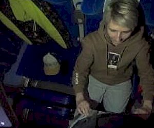 девочка блондинка глотает сперму на открытом воздухе