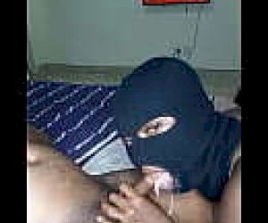 мужик  делает минет