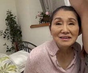 experienced woman with nice tits takes a visitor like an amazon