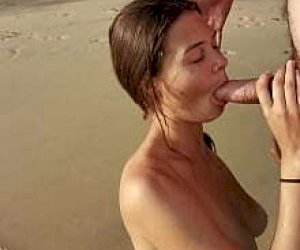 паренёк  делает ему приятно орально на пляже