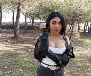 возбуждённая восемнадцатилетие брюнетка поймана на горячем в общественном месте