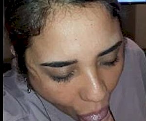 laska bez doświadczenia dostaje spermę do środka w domu