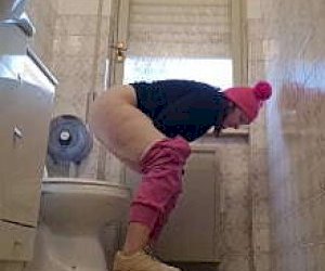 zaokrąglona damulka z wielkim tyłkiem  w łazience