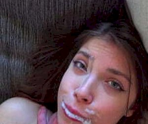 drobna kobitka z ciemnymi włosami uprawia ostry seks