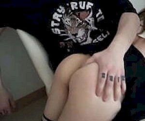 худая любовница с мокрой киской амазонка дома