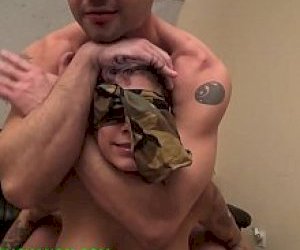 drobna pinda z fajnymi piersiami zostaje zakneblowana