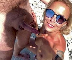 wytatułowana dziewczyna z wygoloną cipką wydziera się głośno na plaży