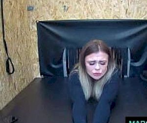 принуждённая мадемуазель блондинка развлекается с несколькими парнями в одно время на вечеринке