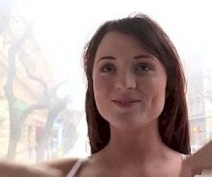 сеньорита  берет в рот в общественном месте