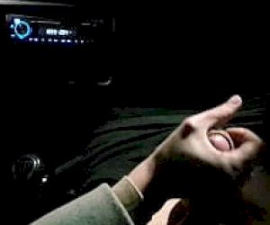 мужчина большущий член кончил прям на неё на открытом воздухе