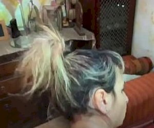 żona z dużymi cyckami odbywa podwójną penetrację przed kamerką