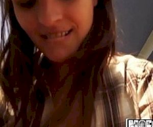 idealna nierządnica z wielkimi cyckami obciąga w domu