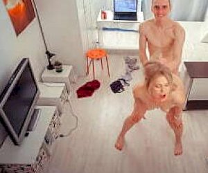 опытная слишком старая для твоей девушки, слишком молодая для твоей мамы бритая киска сосёт член