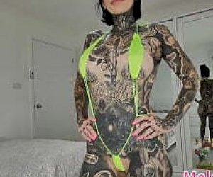 wytatułowana chętna bogata pani w seksownej bieliźnie  w domu