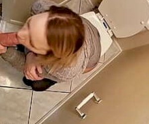 жена большими сиськами  поймана на горячем в ванной комнате