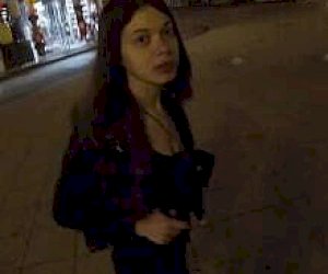 młoda nastolatka z dużymi melonami zostaje pokryta spermą