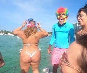 czarna dziewczyna  kręci tyłkiem