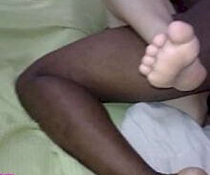 koleś z wielgachnym fiutkiem  w domu