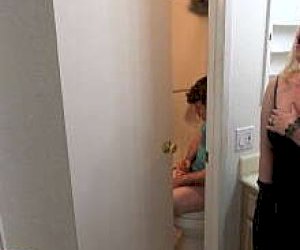 macocha z blond włosami połyka po wszystkim w łazience