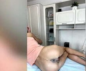 wspaniała dziewczyna o seksonwym ciele doświadcza zbliżenia