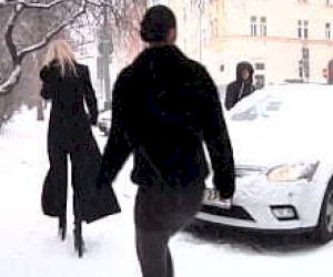 brunetka w seksownej bieliźnie uprawia sex na amazonkę