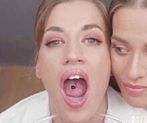 она  кончает