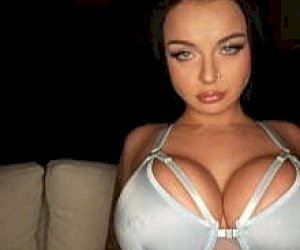 duża biała dziewczyna z wygoloną cipką bierze gościa jak Amazonka