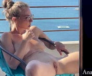 sama dziewczyna  masturbuje się w miejscu publicznym