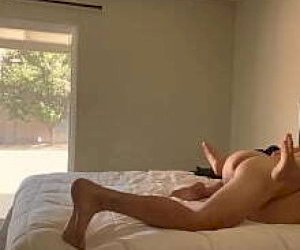 typ z imponującym fiutkiem uprawia zmysłowy sex w domu