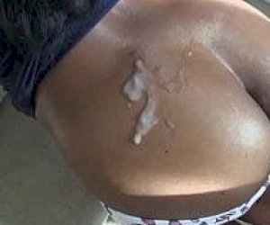 czarna dziewczyna w seksownej bieliźnie jest brana na pieska w domu