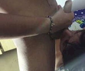 малолетка  занимается грубым сексом