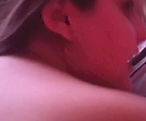 малолетка восемнадцатилетие блондинка крупным планом дома