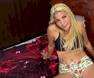 dźentelmen z ogromnym zaganiaczem rżnie panienkę w odbyt w domu