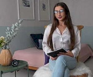 duży gostek z wielką gruchą uprawia ostry seks w domu