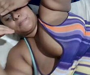 młoda gorąca mamuśka z fajną cipką uprawia seks analny w domu