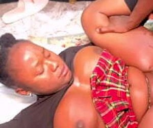 gość  rżnie się z nią na amazonkę w domu