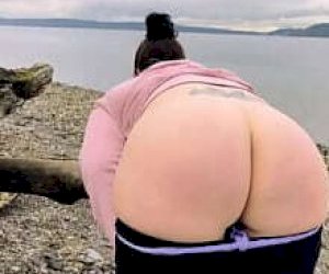 sexy babe with a big ass experiences intercourse on the beach