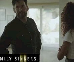 wspaniała przystrzyżona cipka z fajną cipką zostaje zakneblowana