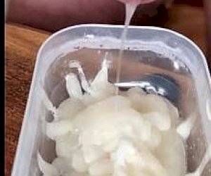 толстая горячая мамочка большими сиськами  глотает сперму