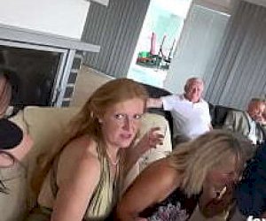 худая она с бритой киской по-собачьи